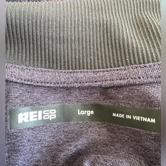 Women’s size L REI co-op shell. 1/4 zip front, thumb holes, side pocket with zip - Picture 2 of 6